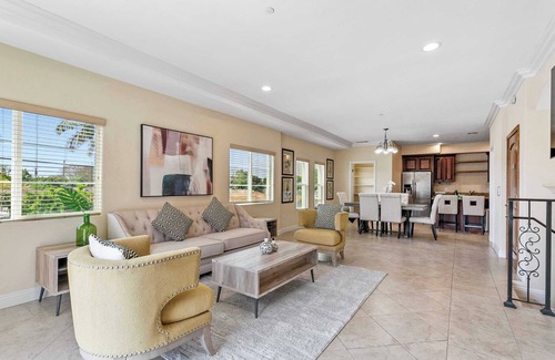 El Rancho House | Modern 4BR Townhouse in Serene Gated Community – Convenient in Pico Rivera#42081