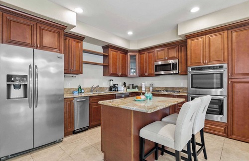 El Rancho House | Modern 4BR Townhouse in Serene Gated Community – Convenient in Pico Rivera#42081