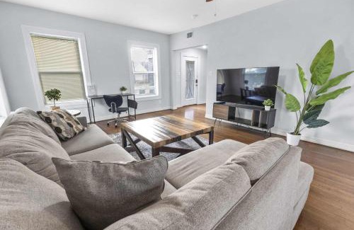 Riverside Terrace House | Modern 5BD Retreat I Near Hotspots I Sleeps 16