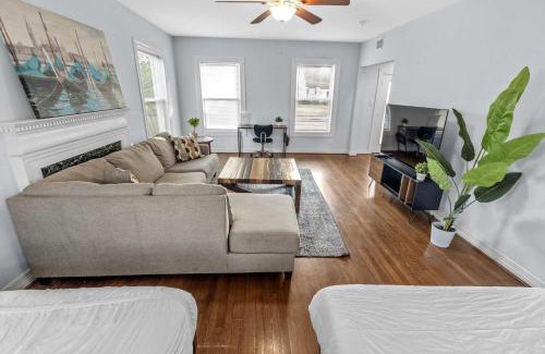 Riverside Terrace House | Modern 5BD Retreat I Near Hotspots I Sleeps 16