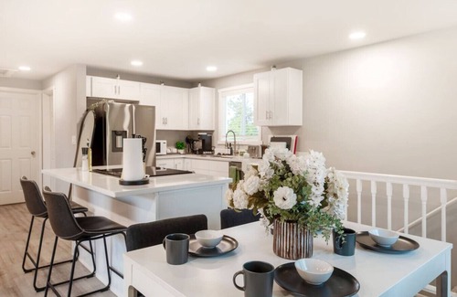 Bryn Mawr-Skyway House | Modern 5BR 3BA Remodeled Home with BBQ Backyard
