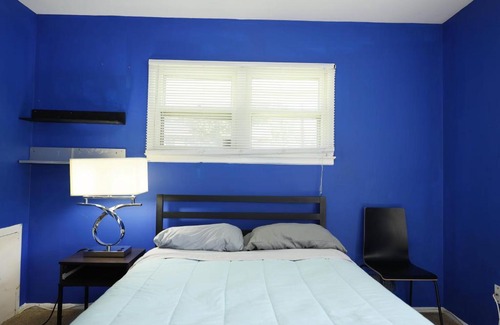 Hybla Valley Apartment | Modern 5BR Alexandria Home