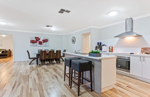 Bulla House | Modern 6 Bdrms, minutes to Airport, easy drive into City