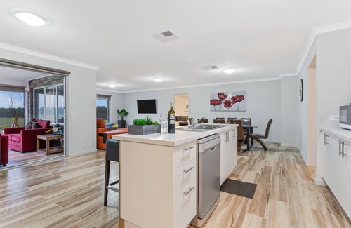 Bulla House | Modern 6 Bdrms, minutes to Airport, easy drive into City