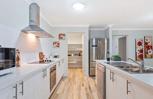 Bulla House | Modern 6 Bdrms, minutes to Airport, easy drive into City