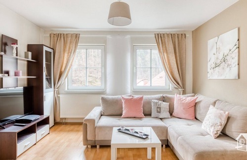 Saalfelder Hoehe Apartment | modern 60 m2 apartment in lovingly renovated house DG
