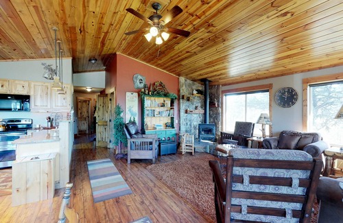 New Meadows Cabin | Modern and Roomy Family Cabin with a Full Kitchen - Walk to the Golf Course