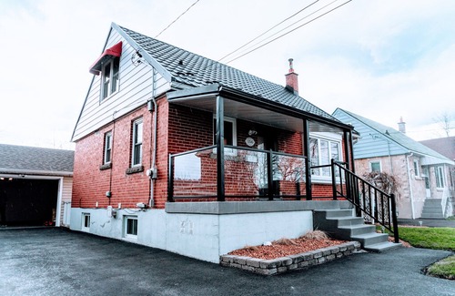 Rosedale House | Modern and Sanitized Large Cottage, Hot Tub, BBQ