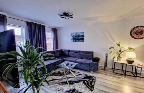 Colchester House | Modern And Spacious 3 Bedroom Family House with Workspace