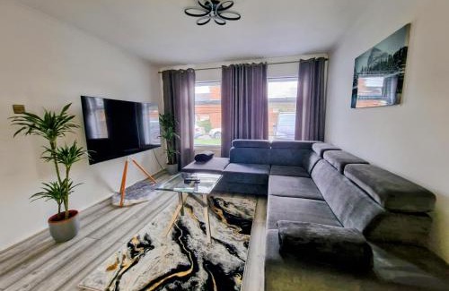 Colchester House | Modern And Spacious 3 Bedroom Family House with Workspace