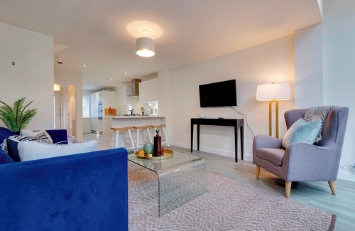 Trumpington House | Modern and Spacious Townhouse with Own Carpark | Pass the Keys