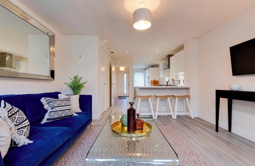Trumpington House | Modern and Spacious Townhouse with Own Carpark | Pass the Keys