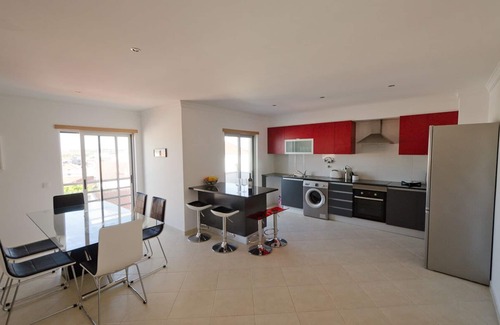 Lagoa e Carvoeiro Apartment | Modern apartment 5 km from Carvoeiro with terrace and barbecue