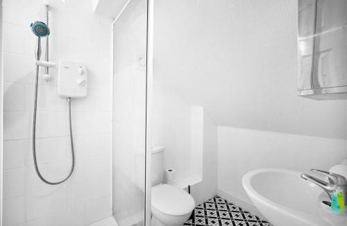 Stonnall Apartment | Modern Apartment - Accommodates 4 - On Street Parking Available 2CR