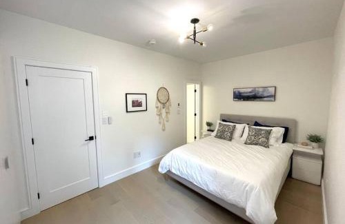 Upper Beaches Apartment | Modern Apartment Close To The Beach with Parking
