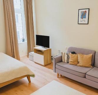 Rudolfsheim-Funfhaus Apartment | Modern Apartment I Near Schönbrunn I Vienna City Center