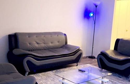 Fairfax Apartment | Modern apartment in a quiet neighborhood