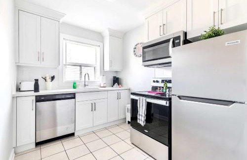 Hamilton Apartment | Modern Apartment in Corktown Hamilton Sleeps 4