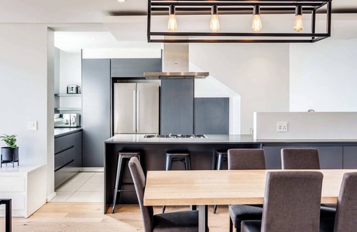 Three Anchor Bay Apartment | Modern Apartment w Rooftop Deck and Jacuzzi Penthouse on S