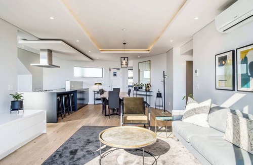 Three Anchor Bay Apartment | Modern Apartment w Rooftop Deck and Jacuzzi Penthouse on S