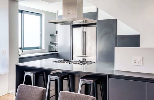 Three Anchor Bay Apartment | Modern Apartment w Rooftop Deck and Jacuzzi Penthouse on S