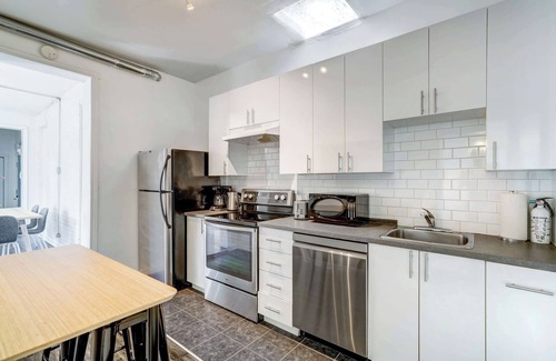 Plateau Mont Royal Apartment | Modern Apt in Le Plateau, walk to restaurants, shops, metro & Parc La Fontaine