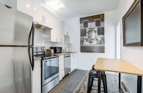Plateau Mont Royal Apartment | Modern Apt in Le Plateau, walk to restaurants, shops, metro & Parc La Fontaine