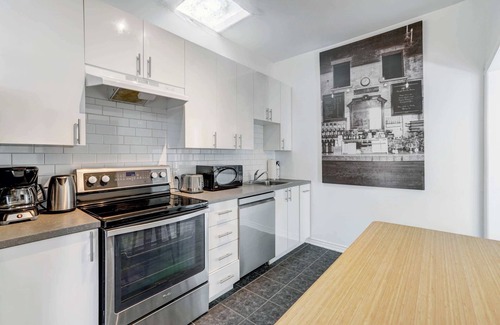 Plateau Mont Royal Apartment | Modern Apt in Le Plateau, walk to restaurants, shops, metro & Parc La Fontaine