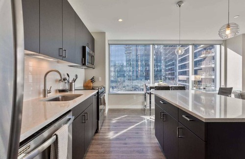 Seaport District Apartment | Modern Apt with Gym S