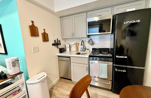 Sellwood-Moreland Apartment | Modern-Boho Studio with Private Zen Patio – Sellwood, Portland