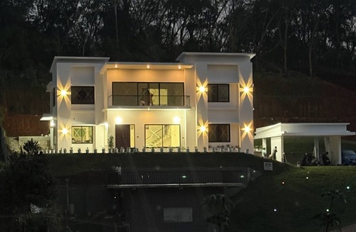 Kedavur Villa | Modern, brand new and mountain view home away from your home!