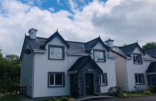 Kenmare House | Modern bright detached home just a short stroll from town