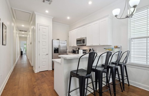 Freret House | ★Modern, Bright Home - Walk to Freret and Tulane!★