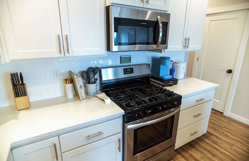 South Gateway House | Modern + Bright South Salem Townhouse with King Bed + Game Room