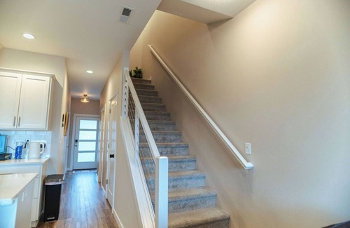 South Gateway House | Modern + Bright South Salem Townhouse with King Bed + Game Room