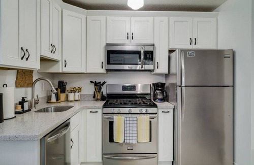 University Park Apartment | Modern & Bright Studio, Fast WiFi, Walkable to University of Portland