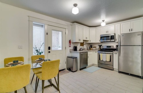 University Park Apartment | Modern & Bright Studio, Fast WiFi, Walkable to University of Portland