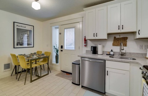 University Park Apartment | Modern & Bright Studio, Fast WiFi, Walkable to University of Portland