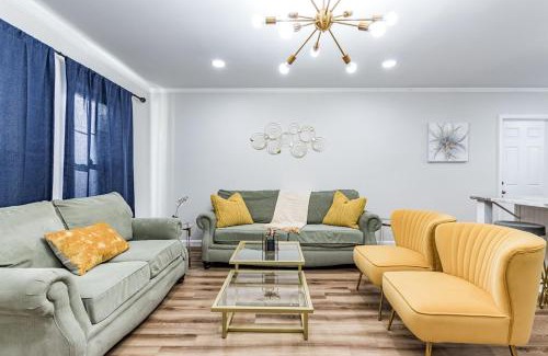 Downtown House | Modern bungalow in the heart of Raleigh w King bed