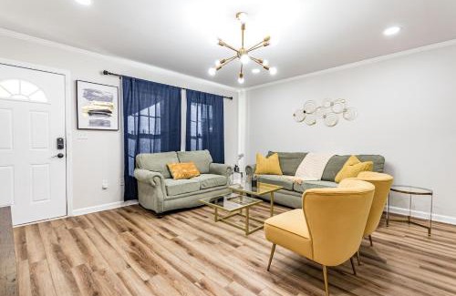 Downtown House | Modern bungalow in the heart of Raleigh w King bed