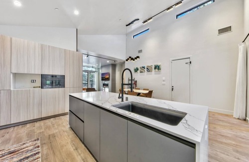 Black Bart House | Modern Cabin - Unmatched Luxury - Brand New, Eco Friendly, Hot Tub