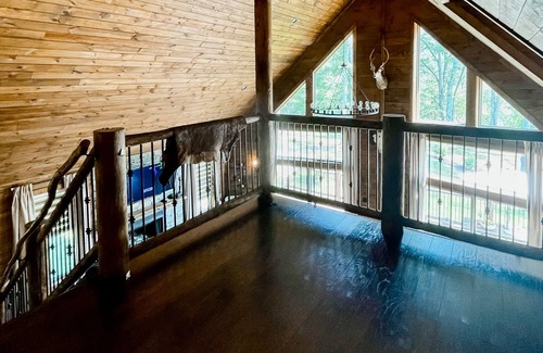 Gore Cabin | Modern cabin with fire pit, private hot tub, mountain views + dog friendly