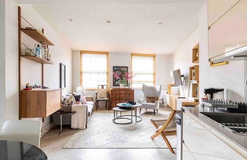 Vincent Square House | Modern Central 3-BRs house with 3 Bths 2 HotTube