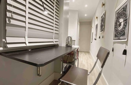 Vincent Square House | Modern Central 3-BRs house with 3 Bths 2 HotTube
