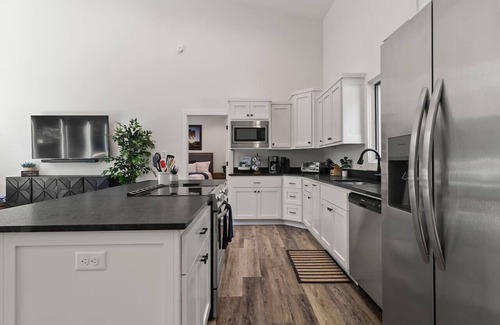 Bella Vista House | Modern Chalet Near Back 40 Trails Hot Tub & Forest Views