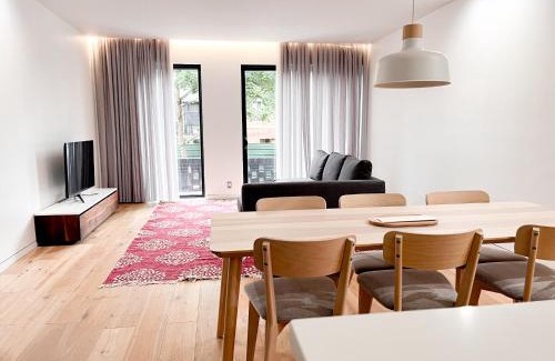 East Flatbush Apartment | Modern, Charming, Spacious 3-Bedroom Retreat in Brooklyn with Rem-casa