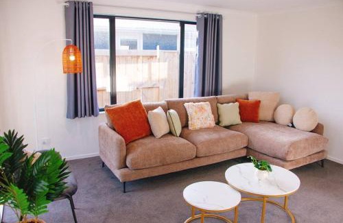 Pukehangi House | Modern Chic - Ideal Location - 5 Bedrooms - In Rotorua