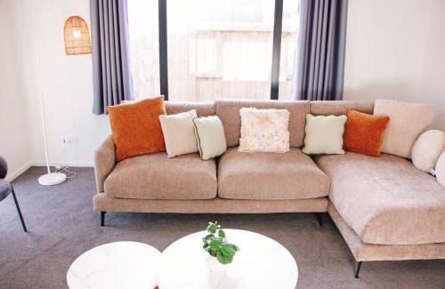 Pukehangi House | Modern Chic - Ideal Location - 5 Bedrooms - In Rotorua
