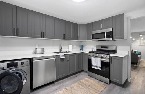 Franklin Park Apartment | Modern Chic in Old Town East