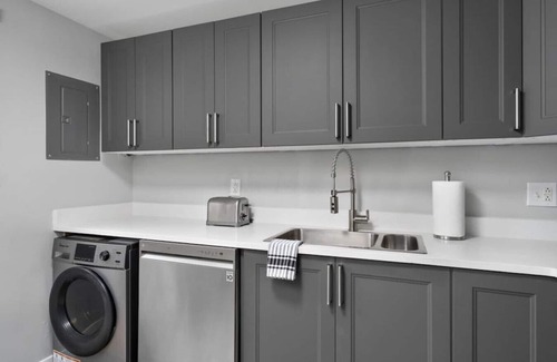 Franklin Park Apartment | Modern Chic in Old Town East